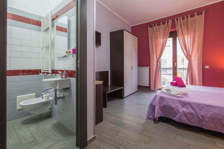 Bed and Breakfast BB Eco Pompeii pink quadruple room bathroom 2 768x512