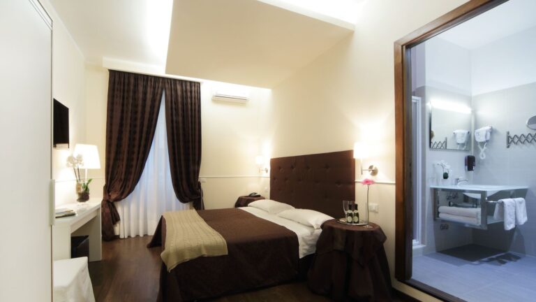 Caesar Place matrimoniale e bagno 7145 768x432