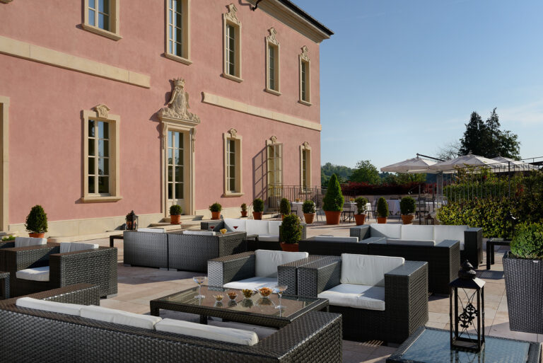 LOUNGEBAR.TERRACE.DAY  768x513