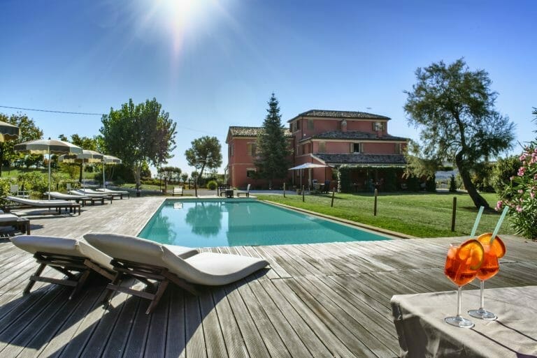 esterno piscina 768x513