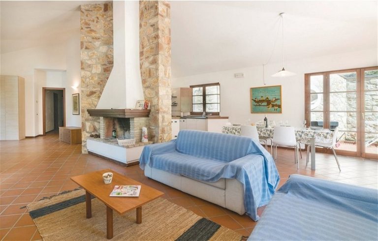 iup283 living 02 768x490