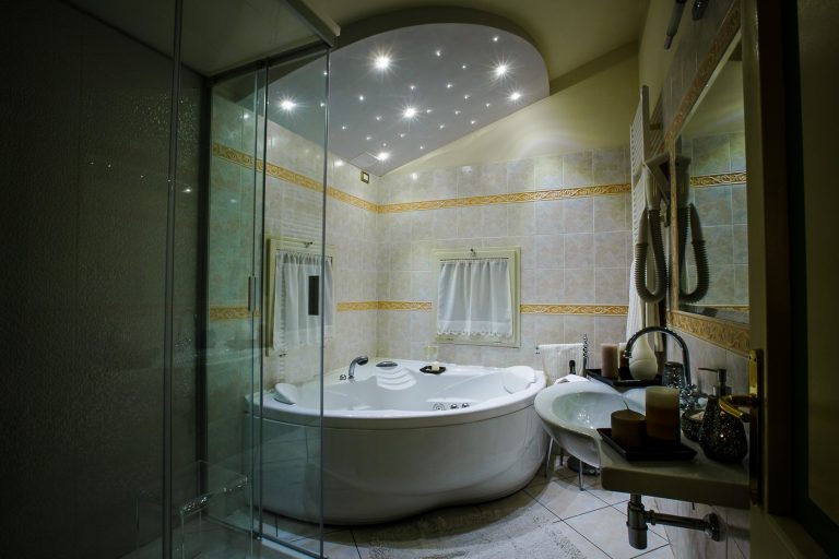 luxury private SPA in charming villa in Italy 768x512