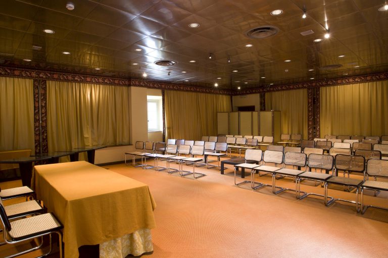 sala meeting front2 768x512