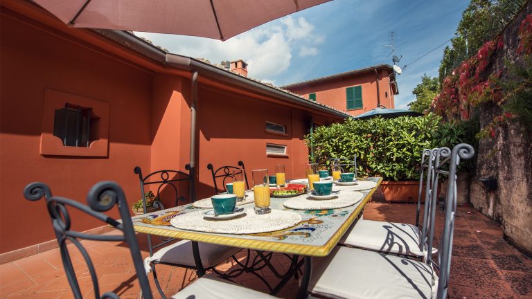 villa with garden Perugia 768x432